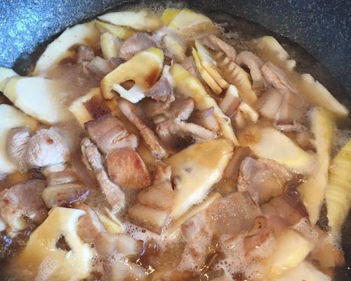 五花肉焖笋怎么做？步骤和技巧有哪些？