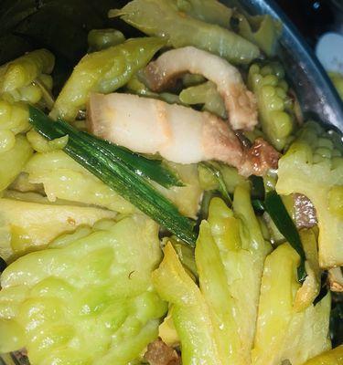 五花肉焖苦瓜怎么做？步骤和技巧有哪些？
