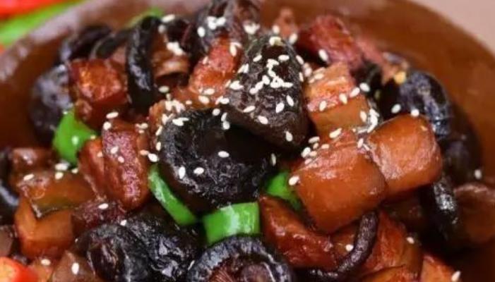 五花肉焖冬菇怎么做？步骤和技巧有哪些？