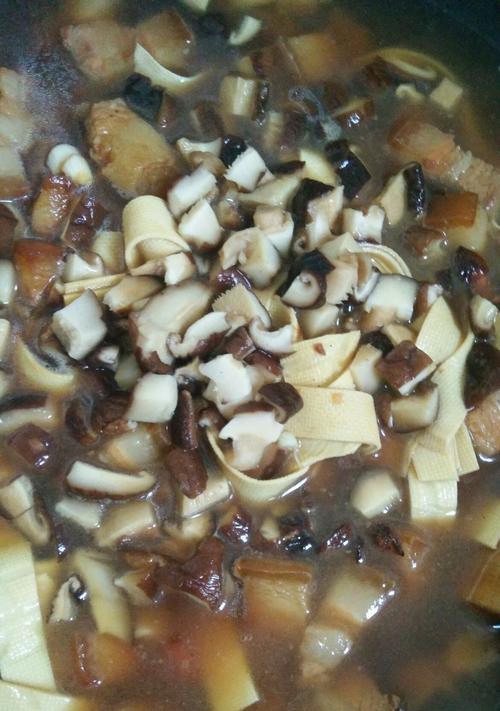 五花肉焖冬菇怎么做？步骤和技巧有哪些？  第3张