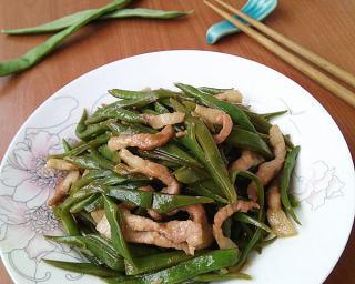 五花肉焖扁豆怎么做？步骤和技巧有哪些？