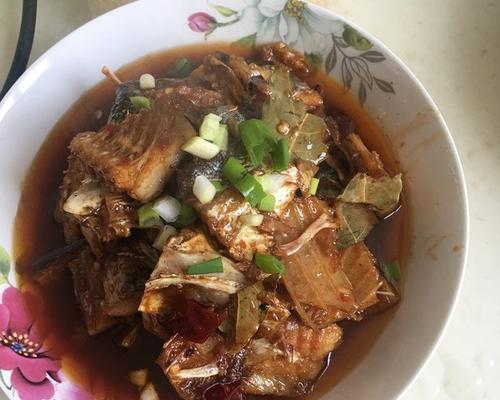 五花肉红烧咸鱼怎么做？步骤和技巧有哪些？