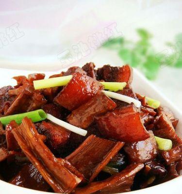 五花肉炖鲜竹笋怎么做？步骤和技巧有哪些？