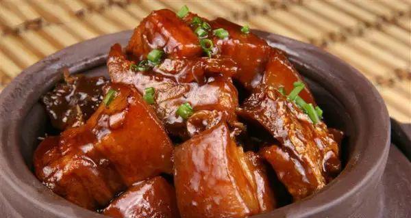 五花肉炖黄花鱼怎么做？步骤和技巧有哪些？