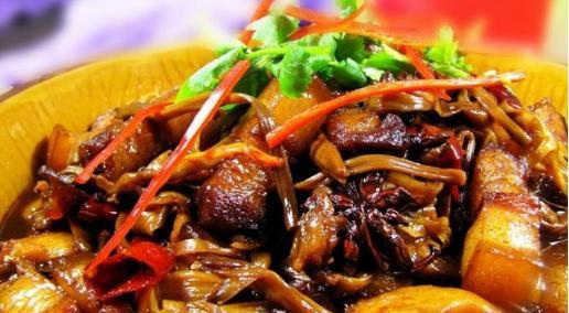 五花肉炖黄花菜怎么做？步骤和技巧有哪些？
