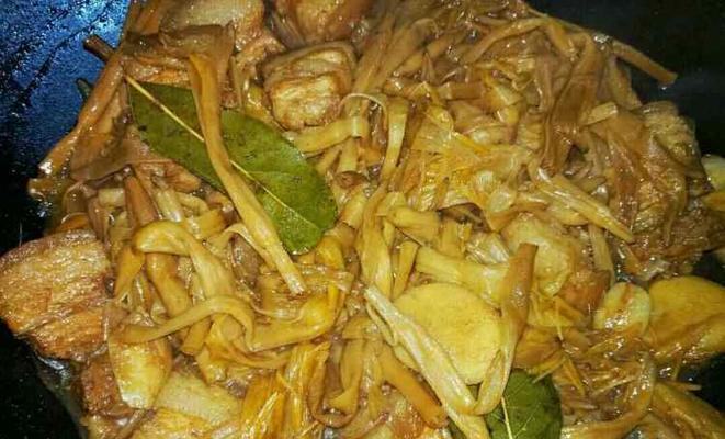 五花肉炖黄花菜怎么做？步骤和技巧有哪些？  第3张