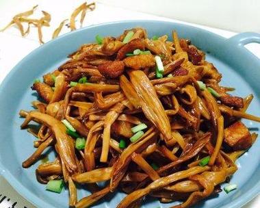 五花肉炖黄花菜怎么做？步骤和技巧有哪些？  第2张
