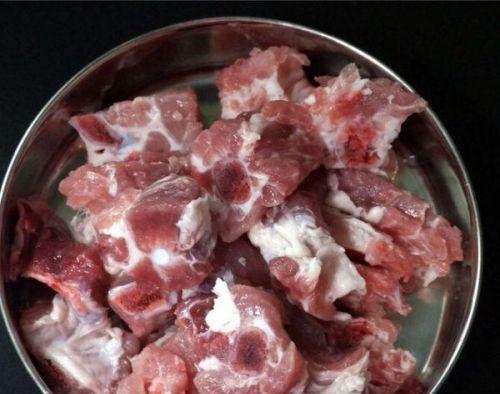 五花肉炖红菇怎么做？有哪些步骤和技巧？  第2张
