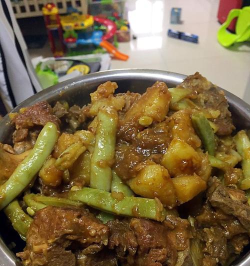五花肉炖豆角土豆怎么做？步骤和技巧有哪些？