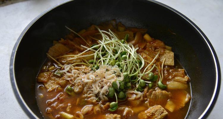 五花肉炖冻豆腐怎么做？步骤和技巧有哪些？