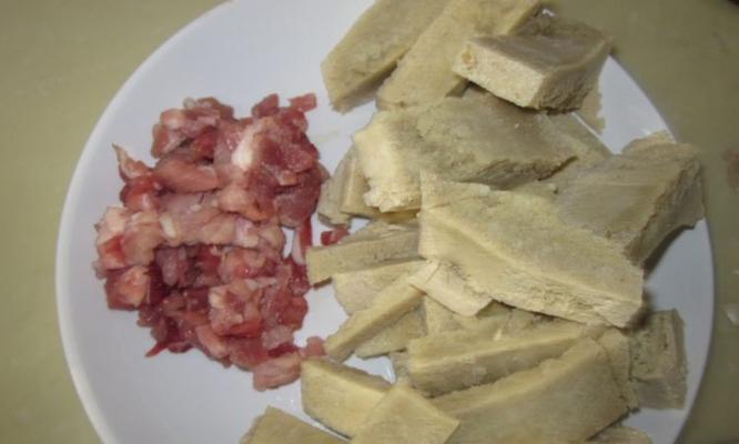五花肉炖冻豆腐怎么做？步骤和技巧有哪些？  第3张