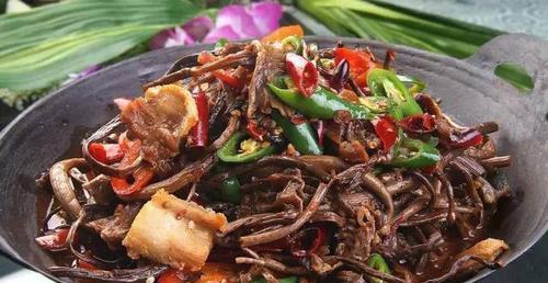 五花肉炖茶树菇怎么做？步骤和技巧有哪些？  第2张