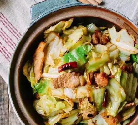 五花肉炒圆白菜怎么做？步骤和技巧有哪些？