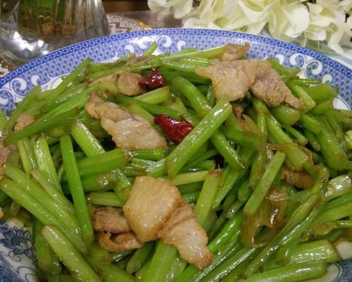 五花肉炒香芹怎么做？步骤和技巧是什么？