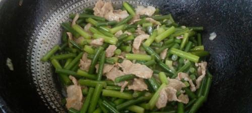 蒜薹炒肉片怎么做？步骤和技巧有哪些？