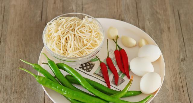 青椒鸡蛋拌面怎么做？有哪些步骤和技巧？  第2张