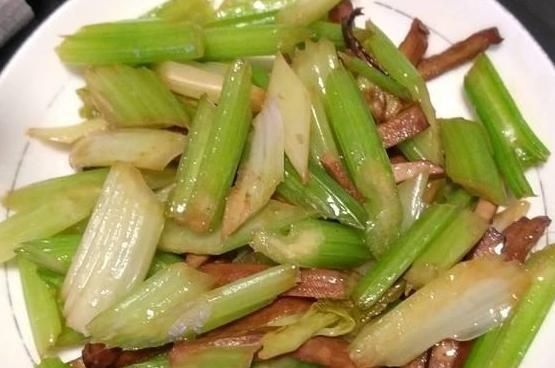 肉丝熏干芹菜怎么做？步骤和技巧有哪些？