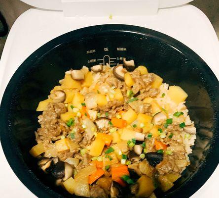 土豆猪肉闷饭怎么做？步骤是什么？  第2张