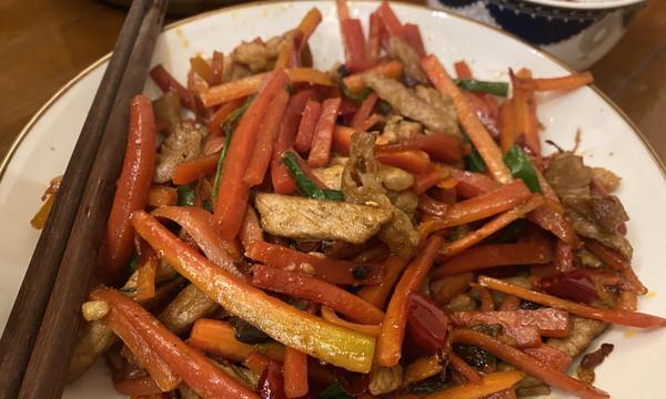 青葱红萝卜炒肉怎么做？步骤和技巧有哪些？