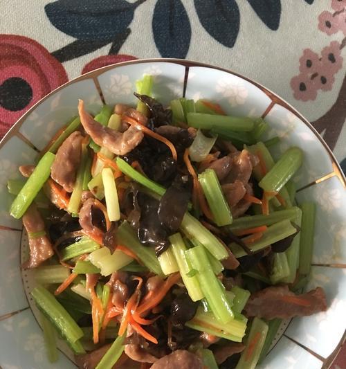 青葱红萝卜炒肉怎么做？步骤和技巧有哪些？  第3张