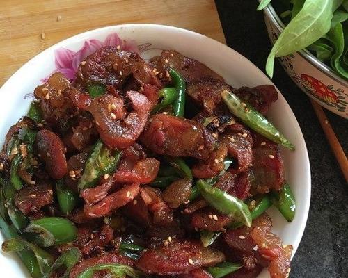 青椒洋葱炒腊肠怎么做？步骤和技巧有哪些？  第2张
