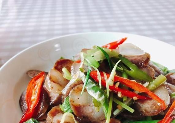 青椒洋葱炒腊肠怎么做？步骤和技巧有哪些？