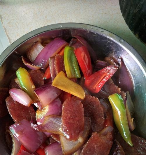 青椒洋葱炒腊肠怎么做？步骤和技巧有哪些？  第3张