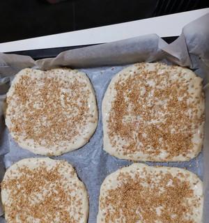 如何在家制作美味的芝麻饼和五香饼？  第2张