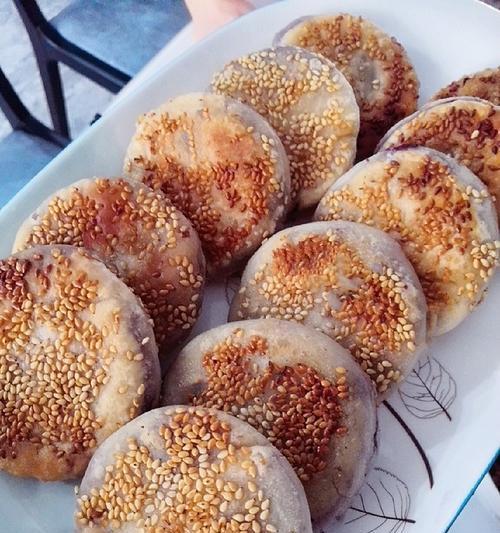 如何在家制作美味的芝麻饼和五香饼？