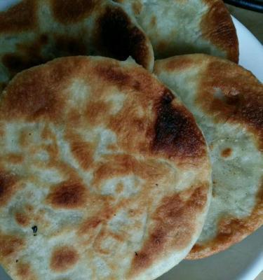 如何在家制作美味的芝麻饼和五香饼？  第3张