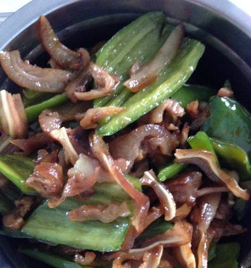 猪肉炒猪耳朵的做法是什么？如何炒出美味的猪耳朵？