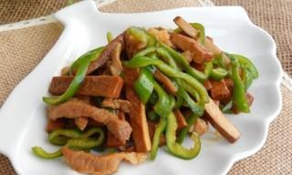 青红椒炒肉丝的做法是什么？如何炒出鲜嫩可口的肉丝？