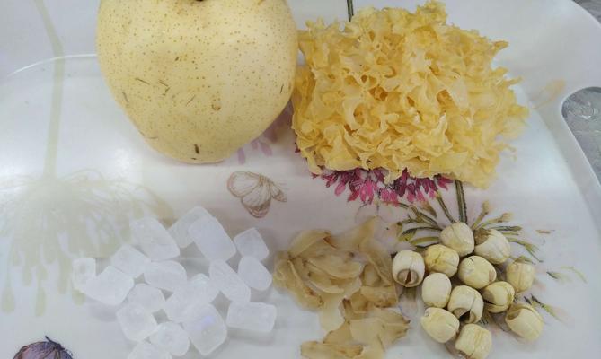 银耳莲子雪梨汤怎么做？有哪些健康益处？