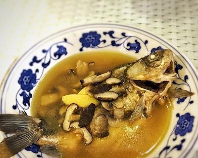 清炖鲫鱼汤的做法是什么？如何做出鲜美的鲫鱼汤？