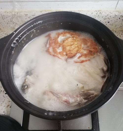 清炖鲫鱼汤的做法是什么？如何做出鲜美的鲫鱼汤？  第2张
