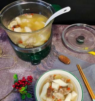 健康美味的竹蔗马蹄羊肉汤（营养丰富的家常汤菜佳肴）