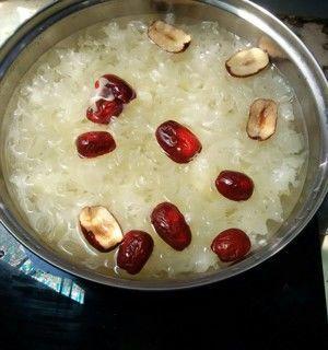 冰糖雪耳糖水的制作方法（健康美味的清热润肺饮品）