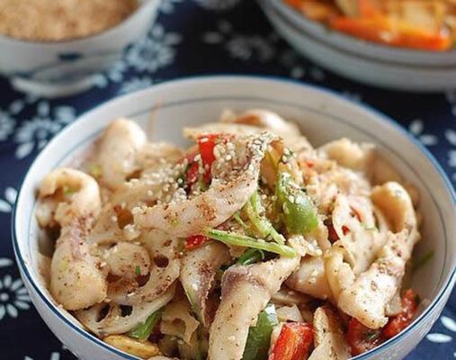 美味可口的乌鱼片料理（以新鲜的乌鱼为原料）