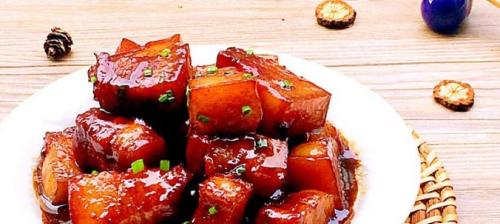 用紫砂锅烹制的红烧肉（一道传统美食的烹制方法）