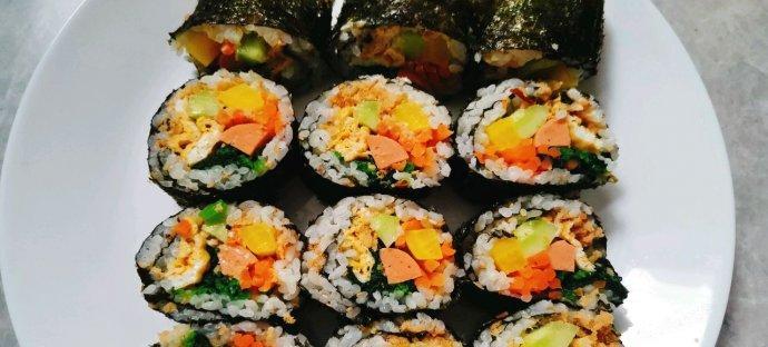 做紫菜包饭寿司的步骤详解（简单易学的寿司制作方法）