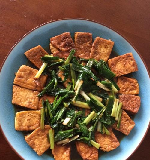 绿色健康餐桌上的美味佳肴——青椒闷豆腐（以素食为主打的健康美食）