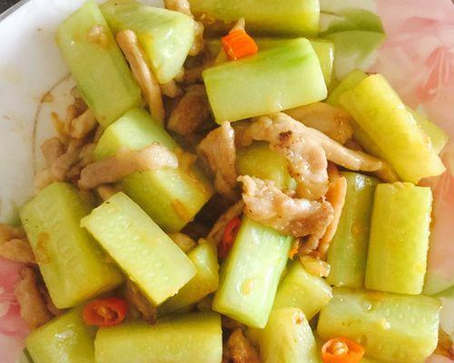 小黄瓜美食大全（探寻小黄瓜在烹饪中的妙用）