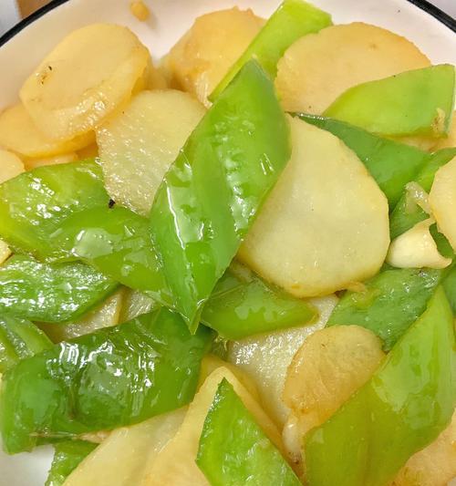 青椒焖土豆的做法（一道简单易学的美食佳品）