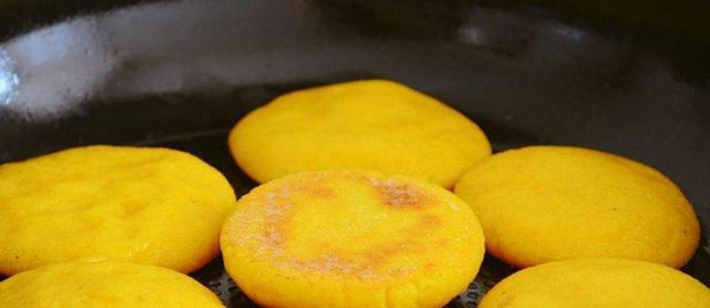 青椒炒玉米饼（清爽美味的中式小炒菜）