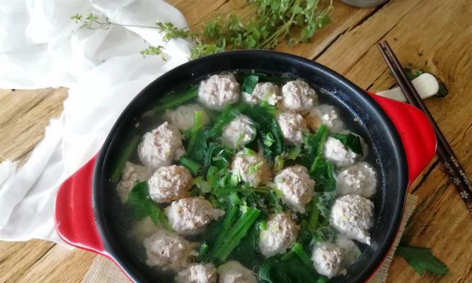 用家常风味制作美味肉丸粉丝汤（体验家庭厨房的味道）