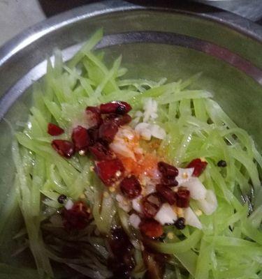 莴苣笋怎么做才好吃？简单易学的莴苣笋食谱推荐？  第3张