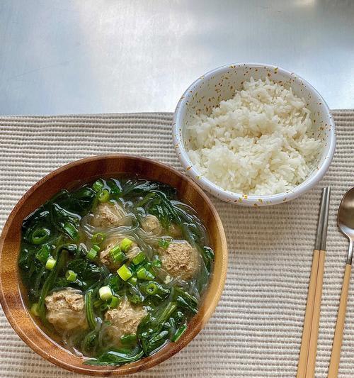 菠菜烩丸子怎么做？步骤和技巧有哪些？  第2张