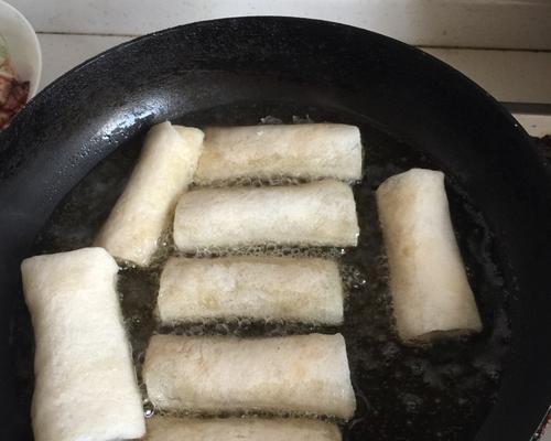 自制春卷，美味不可挡（手把手教你制作口感酥脆的春卷）