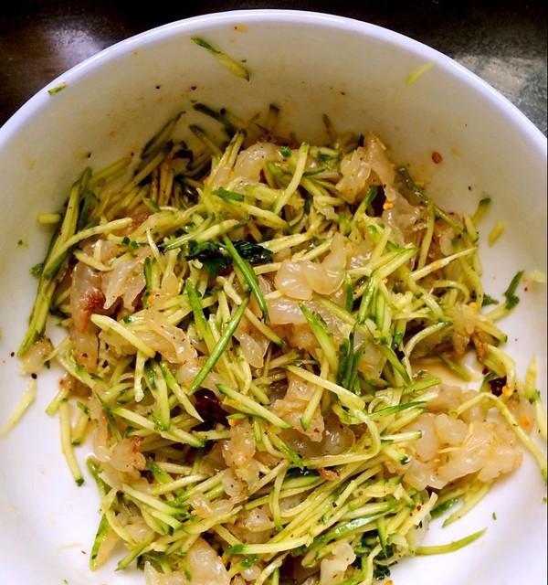 紫苏松仁拌海蜇的做法（清爽美味的夏日凉菜）