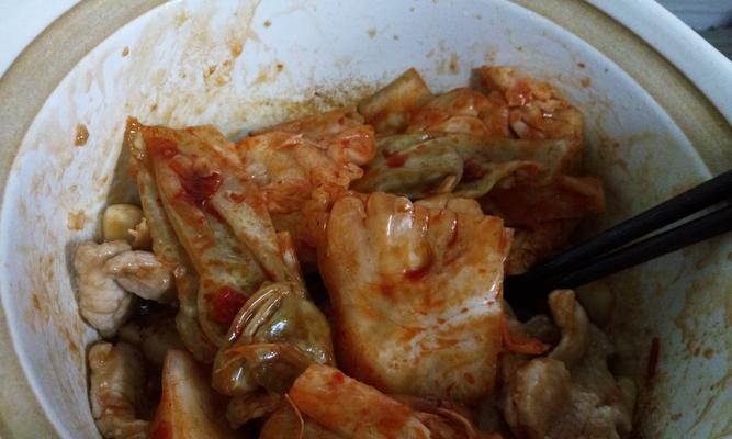 爆炒泡菜，鲜辣开胃美味